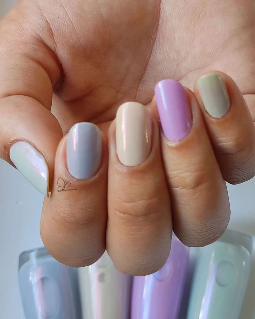 Unhas com esmalte tom pastel