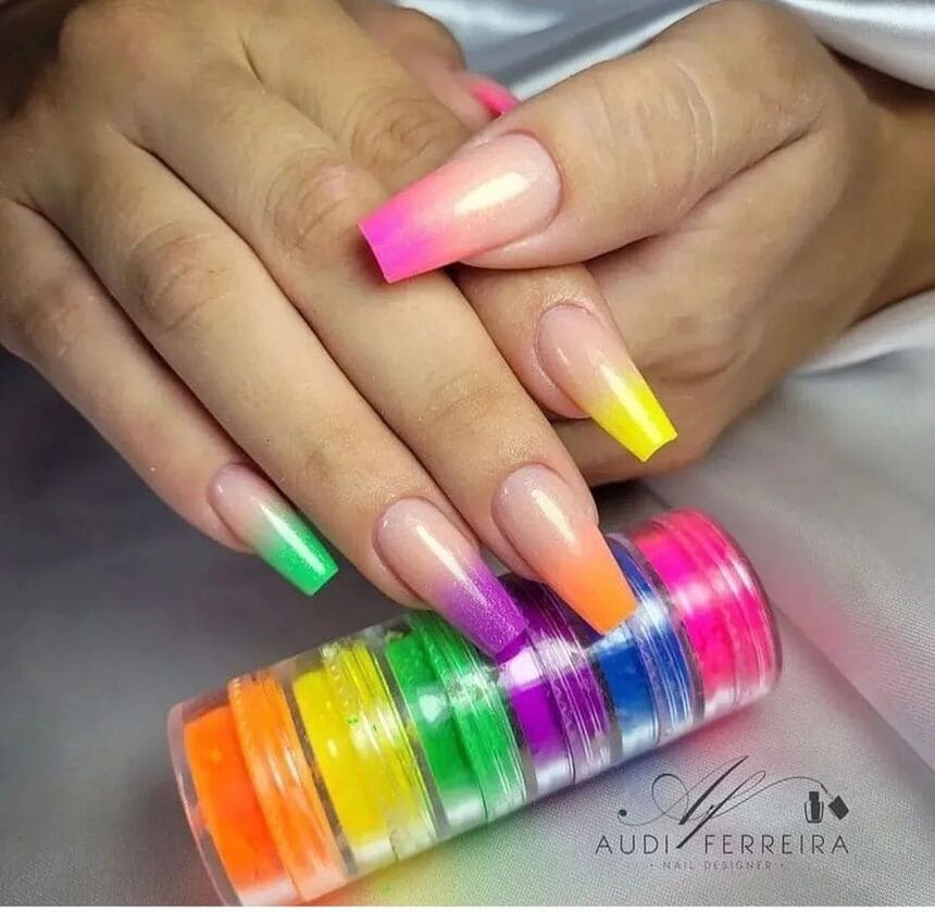 unhas neon para carnaval