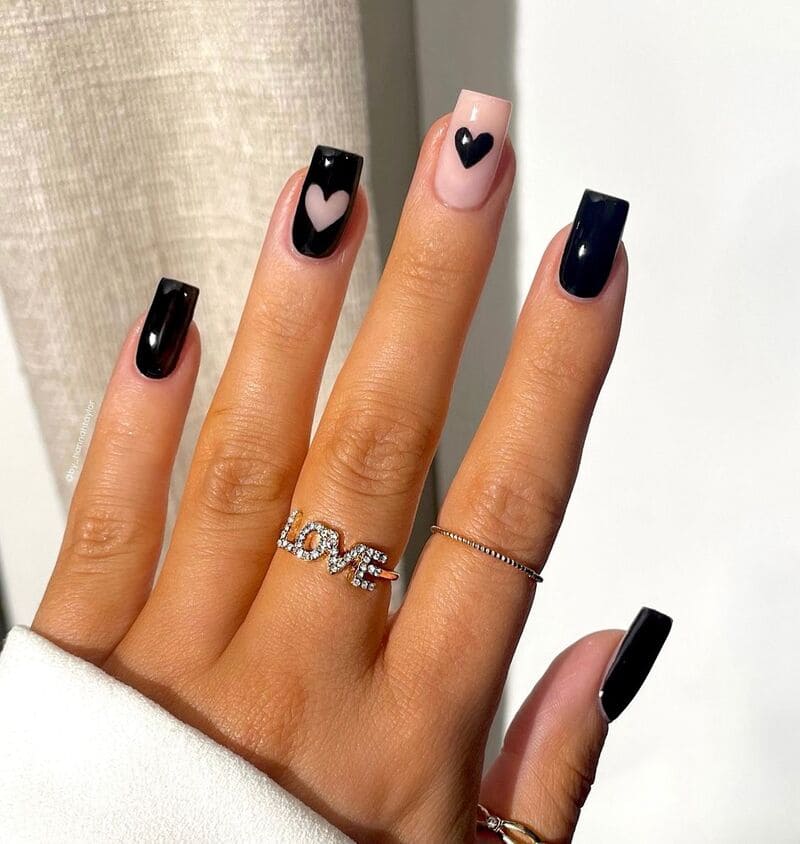 Black nails: 7 ideias fashionistas de unhas pretas decoradas