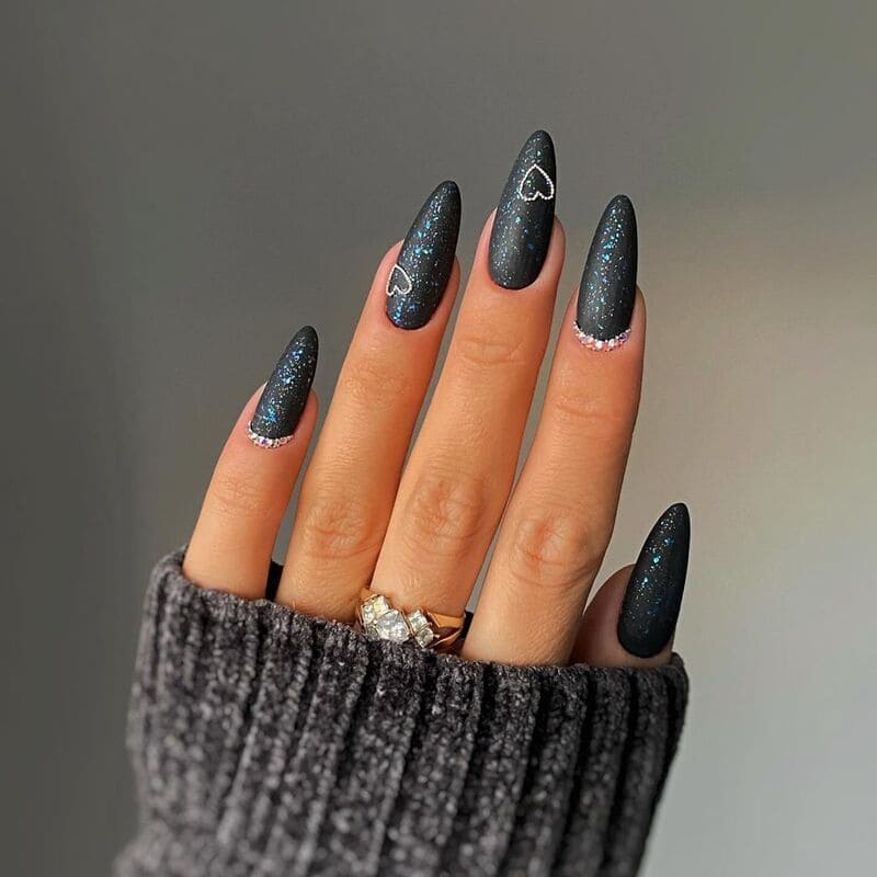 Black nails: 7 ideias fashionistas de unhas pretas decoradas