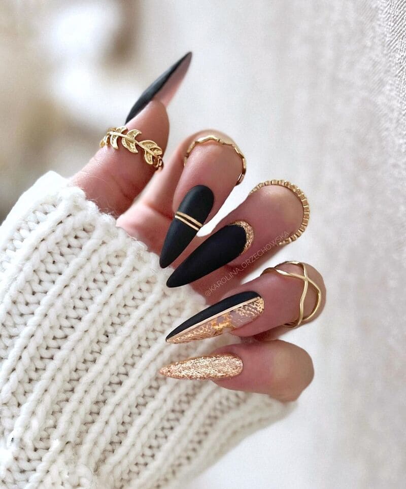 Black nails: 7 ideias fashionistas de unhas pretas decoradas