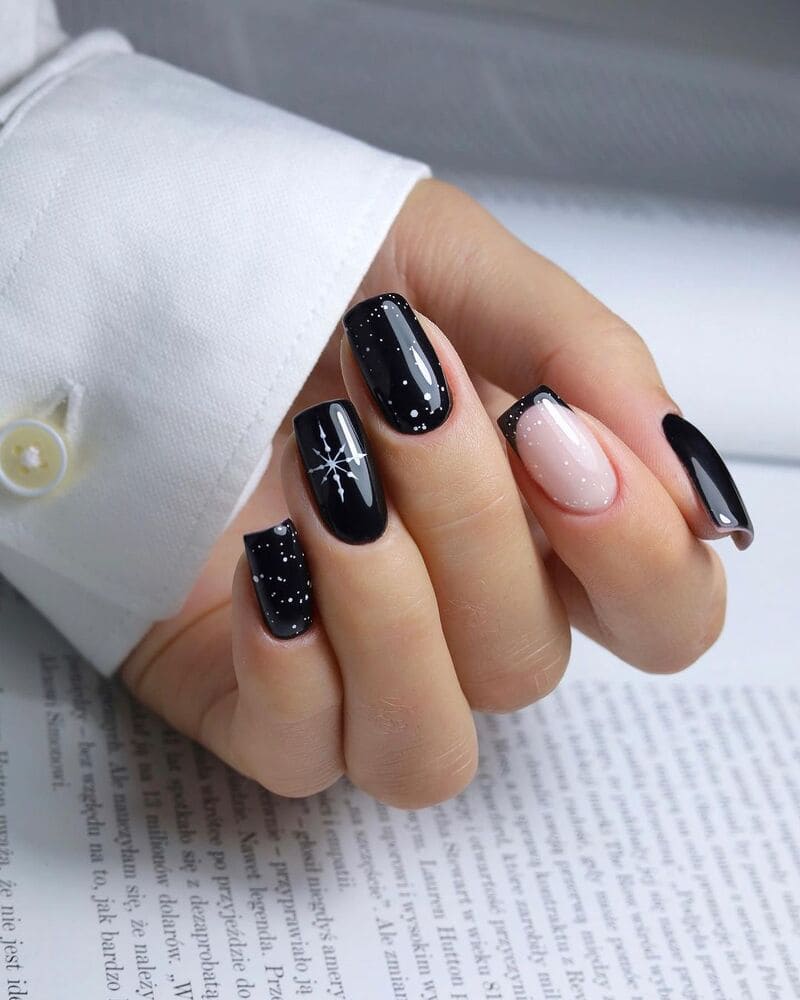 Black nails: 7 ideias fashionistas de unhas pretas decoradas