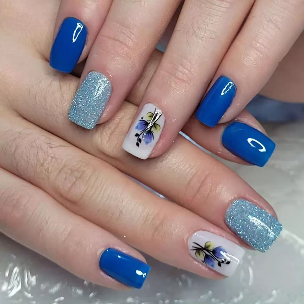 unhas decoradas azul com flor