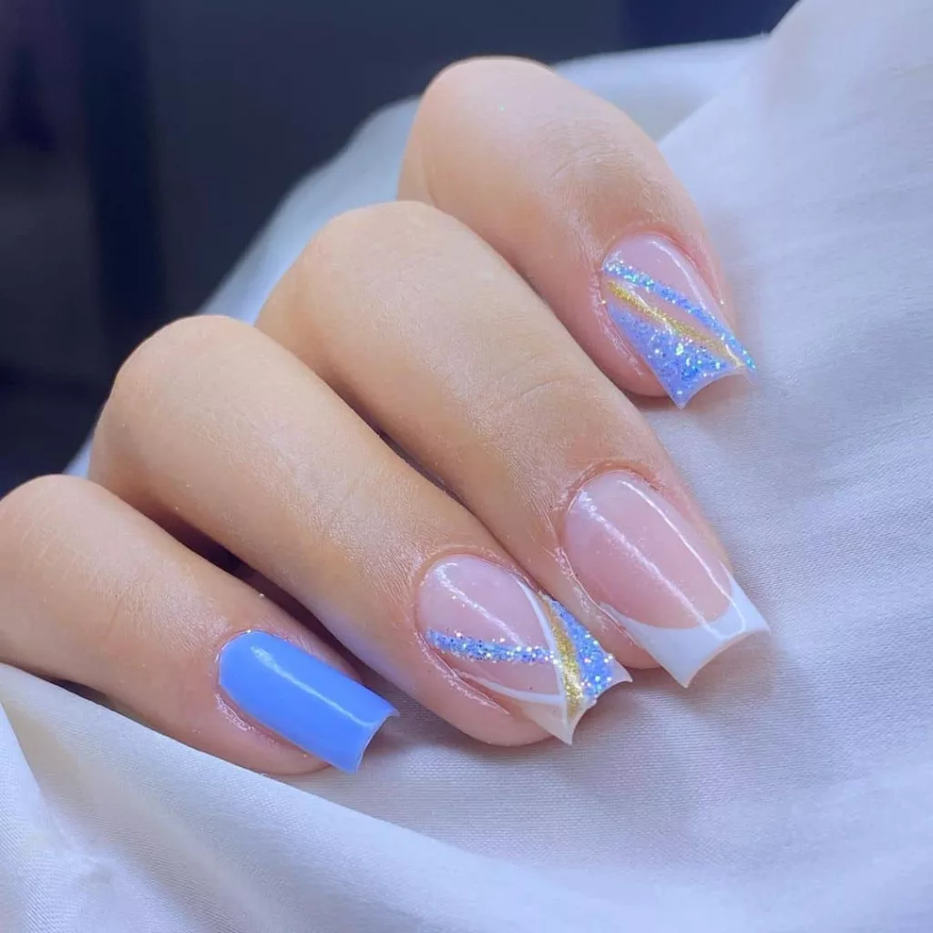 unhas decoradas azul com glitter