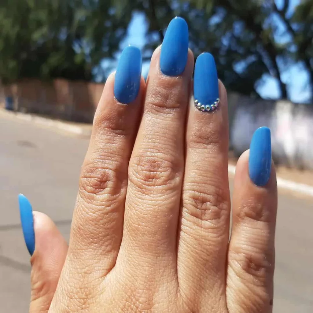 unhas decoradas azul com strass