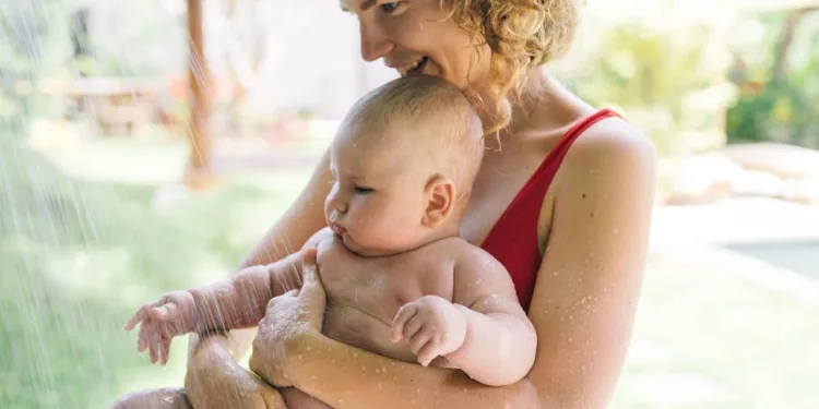 banho de chuveiro em bebe